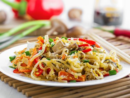 Vegetarian stir-fried noodles with vegetables